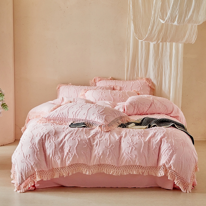 91家纺网 家纺一手货源 找家纺 缘生活 2026春夏新款民宿立体剪花蝴蝶结流苏四件套 剪花竖条纹蝴蝶结流苏粉色