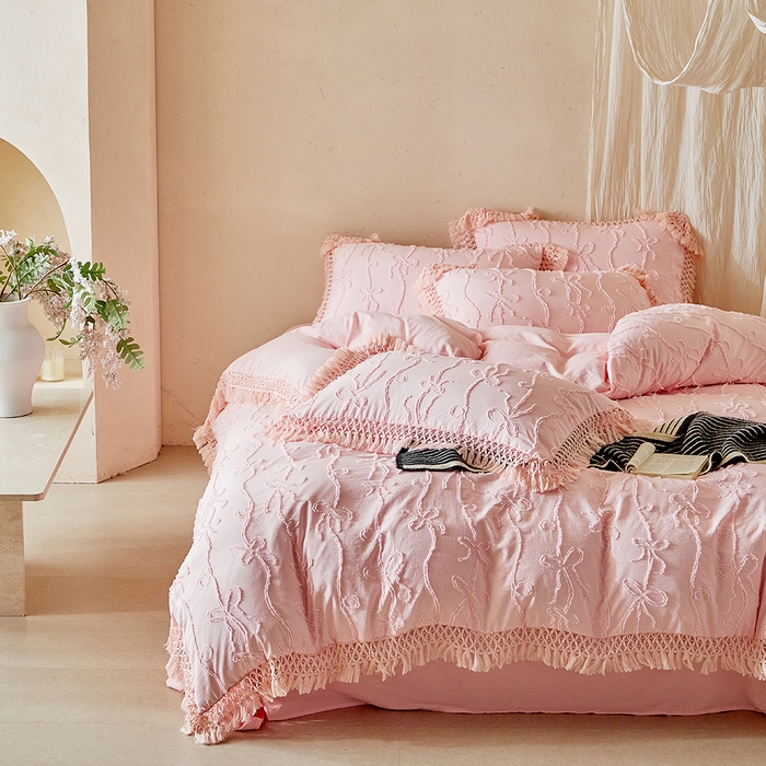 91家纺网 家纺一手货源 找家纺 缘生活 2026春夏新款民宿立体剪花蝴蝶结流苏四件套 剪花竖条纹蝴蝶结流苏粉色