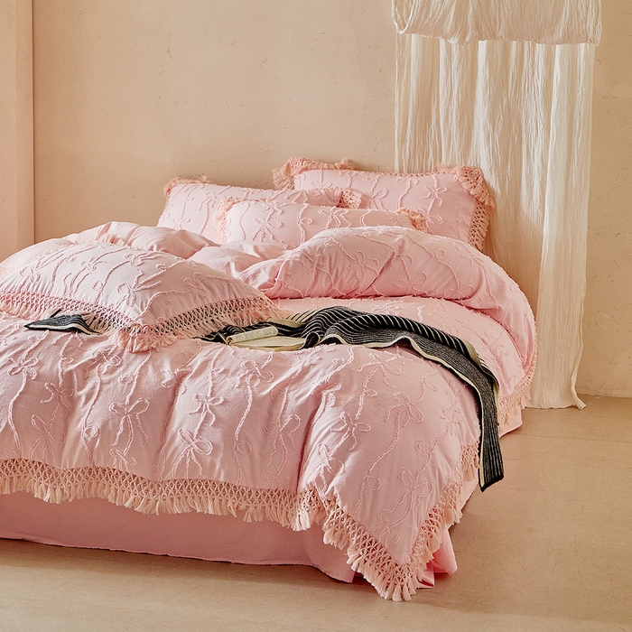 91家纺网 家纺一手货源 找家纺 缘生活 2026春夏新款民宿立体剪花蝴蝶结流苏四件套 剪花竖条纹蝴蝶结流苏粉色