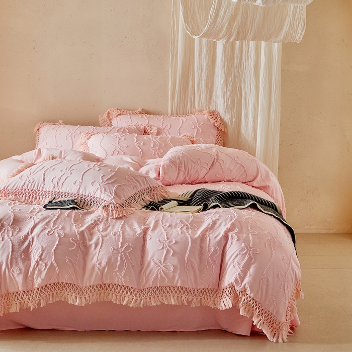 91家纺网 家纺一手货源 找家纺 缘生活 2026春夏新款民宿立体剪花蝴蝶结流苏四件套 剪花竖条纹蝴蝶结流苏粉色