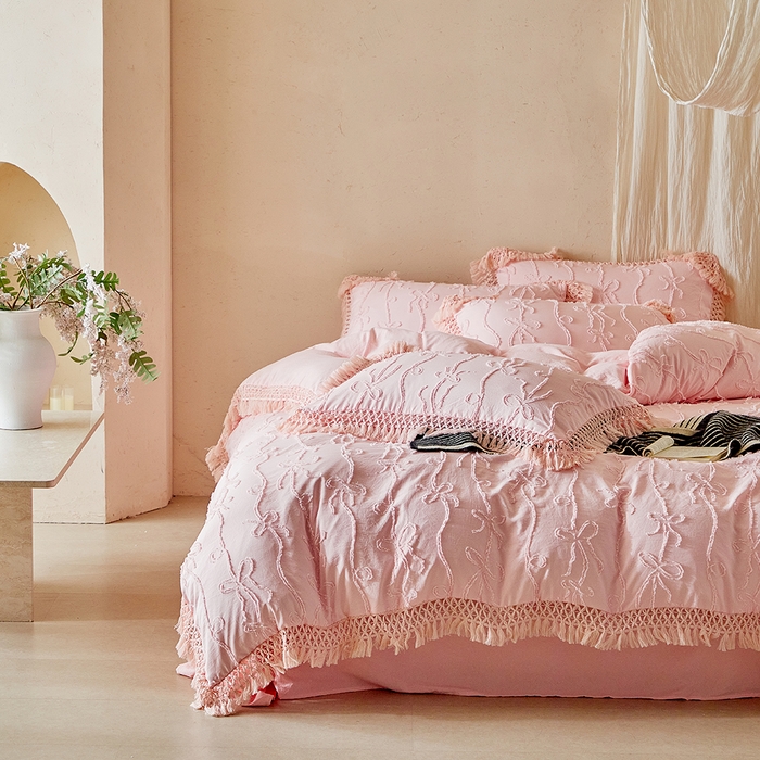 91家纺网 家纺一手货源 找家纺 缘生活 2026春夏新款民宿立体剪花蝴蝶结流苏四件套 剪花竖条纹蝴蝶结流苏粉色