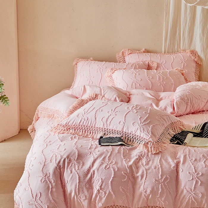 91家纺网 家纺一手货源 找家纺 缘生活 2026春夏新款民宿立体剪花蝴蝶结流苏四件套 剪花竖条纹蝴蝶结流苏粉色