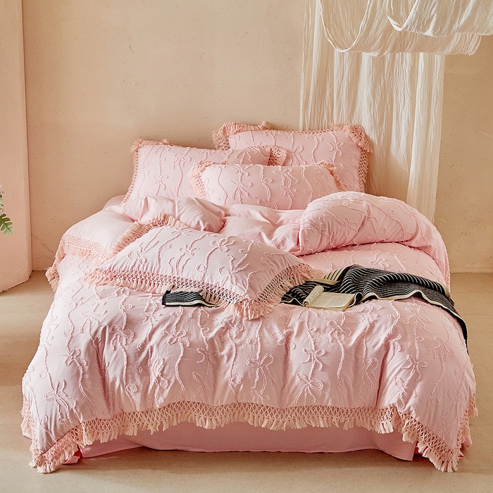 91家纺网 家纺一手货源 找家纺 缘生活 2026春夏新款民宿立体剪花蝴蝶结流苏四件套 剪花竖条纹蝴蝶结流苏粉色