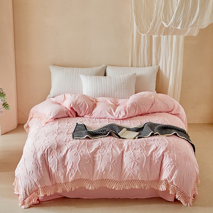 91家纺网 家纺一手货源 找家纺 缘生活 2026春夏新款民宿立体剪花蝴蝶结流苏四件套 剪花竖条纹蝴蝶结流苏粉色