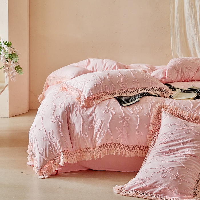 91家纺网 家纺一手货源 找家纺 缘生活 2026春夏新款民宿立体剪花蝴蝶结流苏四件套 剪花竖条纹蝴蝶结流苏粉色