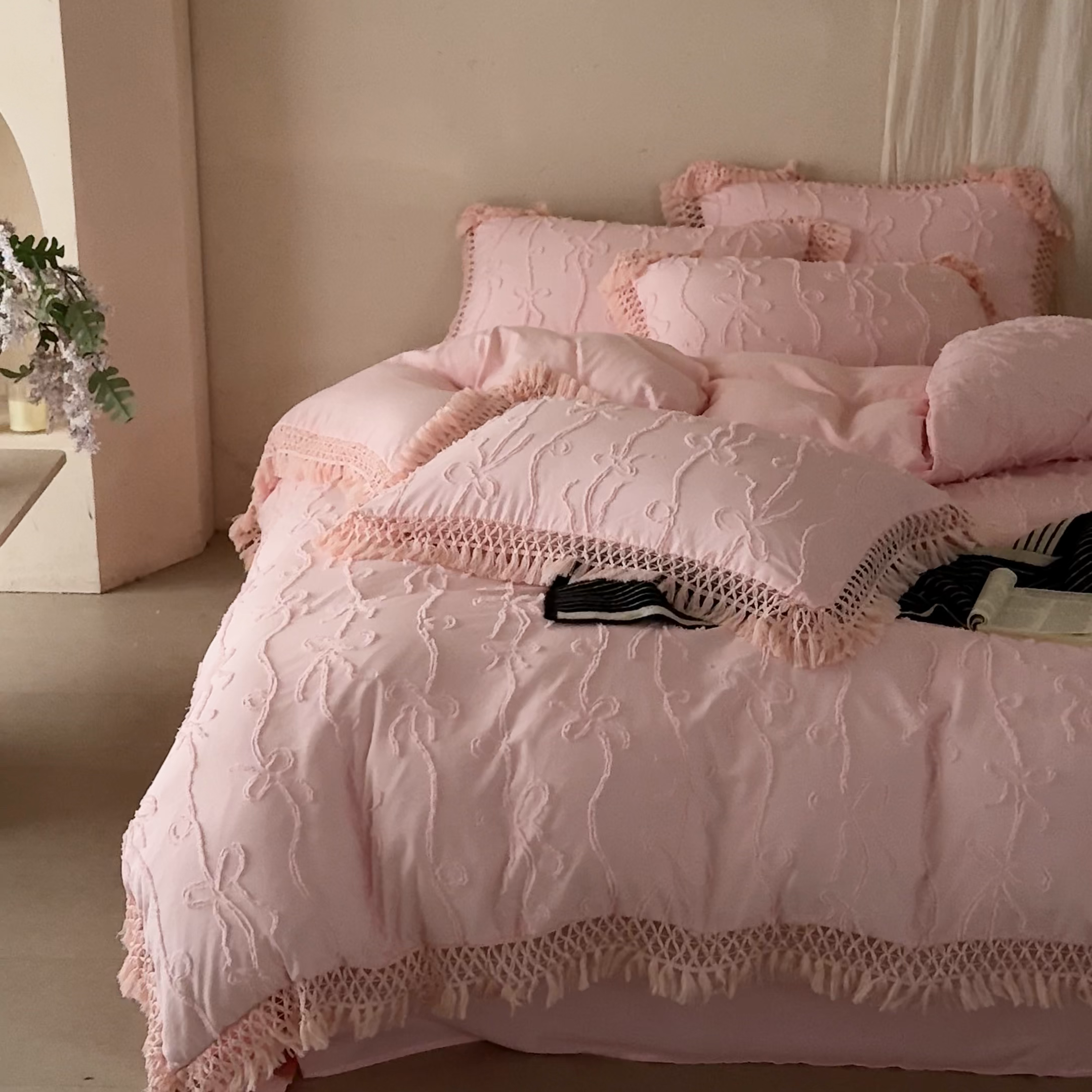 91家纺网 家纺一手货源 找家纺 缘生活 2026春夏新款民宿立体剪花蝴蝶结流苏四件套 剪花竖条纹蝴蝶结流苏粉色