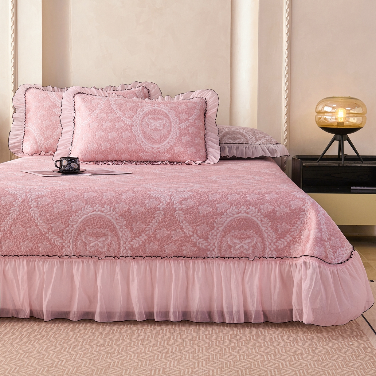 91家纺网 家纺一手货源 找家纺 （总）席之家 2026新款PE乙纶冰豆豆双色提花床裙款三件套-蝶舞花间