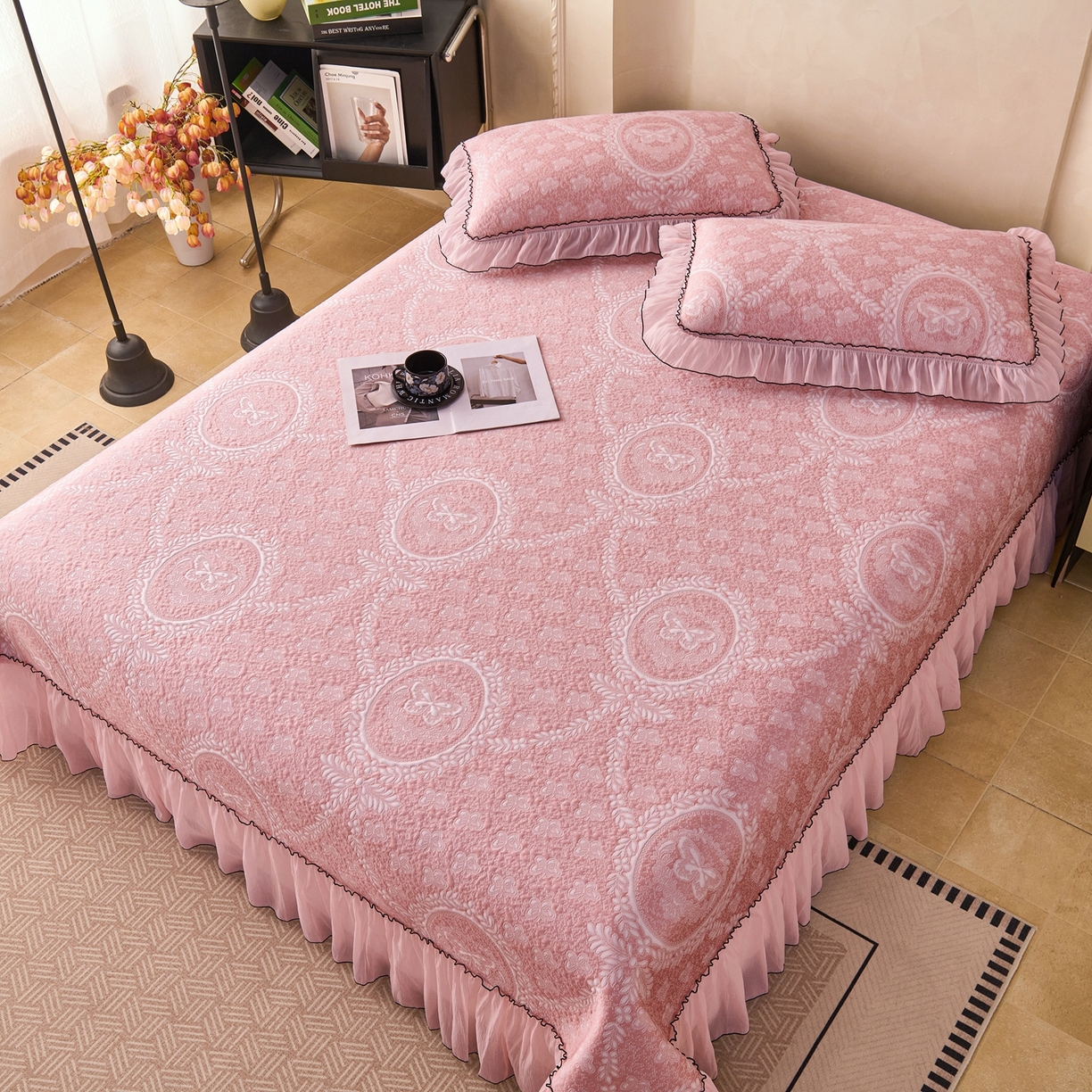 91家纺网 家纺一手货源 找家纺 （总）席之家 2026新款PE乙纶冰豆豆双色提花床裙款三件套-蝶舞花间