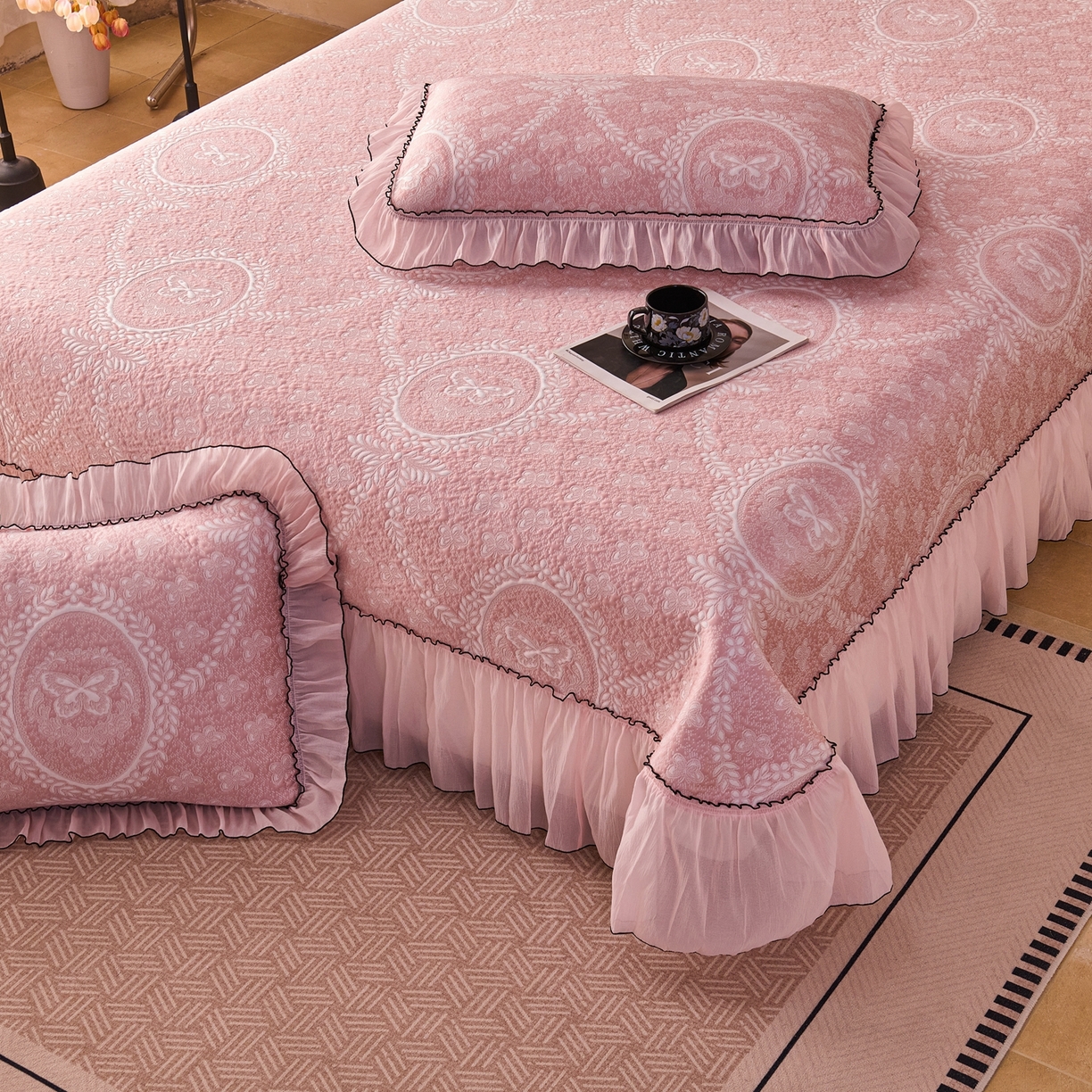 91家纺网 家纺一手货源 找家纺 （总）席之家 2026新款PE乙纶冰豆豆双色提花床裙款三件套-蝶舞花间