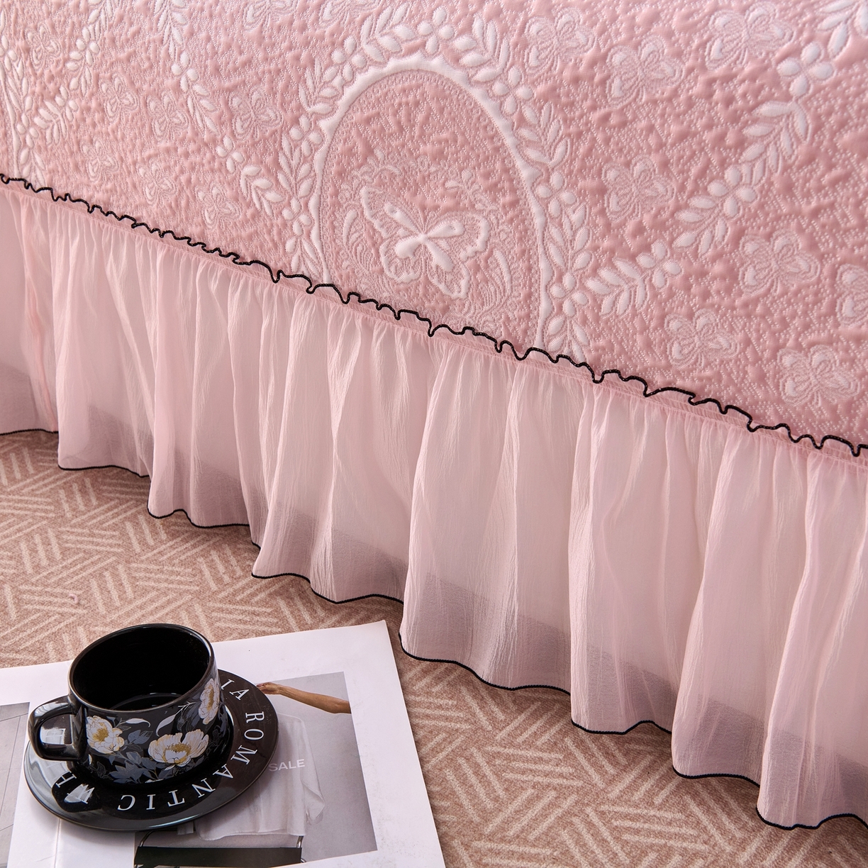 91家纺网 家纺一手货源 找家纺 （总）席之家 2026新款PE乙纶冰豆豆双色提花床裙款三件套-蝶舞花间