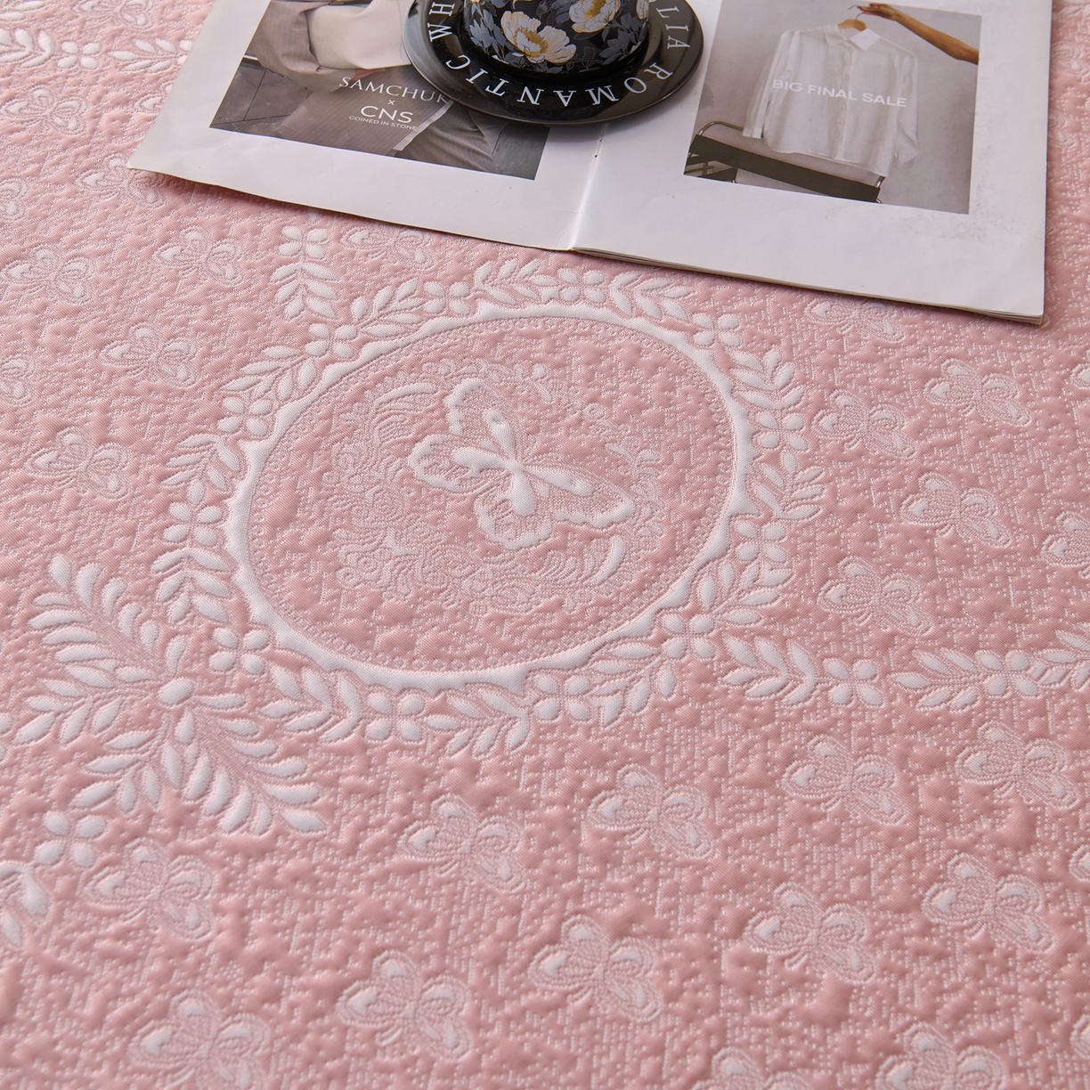 91家纺网 家纺一手货源 找家纺 （总）席之家 2026新款PE乙纶冰豆豆双色提花床裙款三件套-蝶舞花间