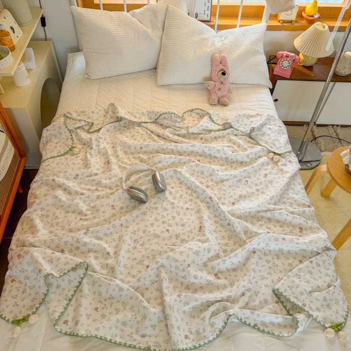 91家纺网 家纺一手货源 找家纺 潮邦创意家居 2026新A类全棉双层纱三角针四角郁金香吊坠盖毯—郁金纱语系列【含A类检测报告】 素色林间