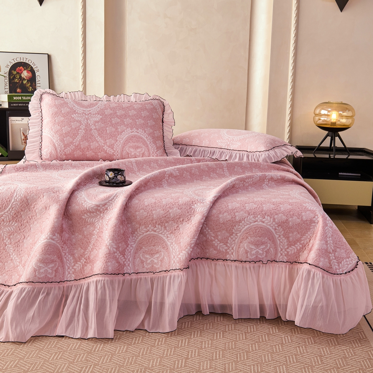 91家纺网 家纺一手货源 找家纺 （总）席之家 2026新款PE乙纶冰豆豆双色提花床裙款三件套-蝶舞花间