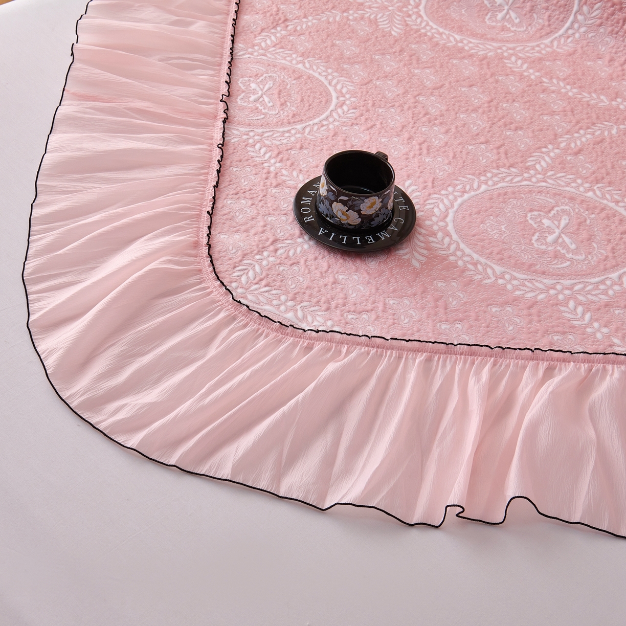 91家纺网 家纺一手货源 找家纺 （总）席之家 2026新款PE乙纶冰豆豆双色提花床裙款三件套-蝶舞花间