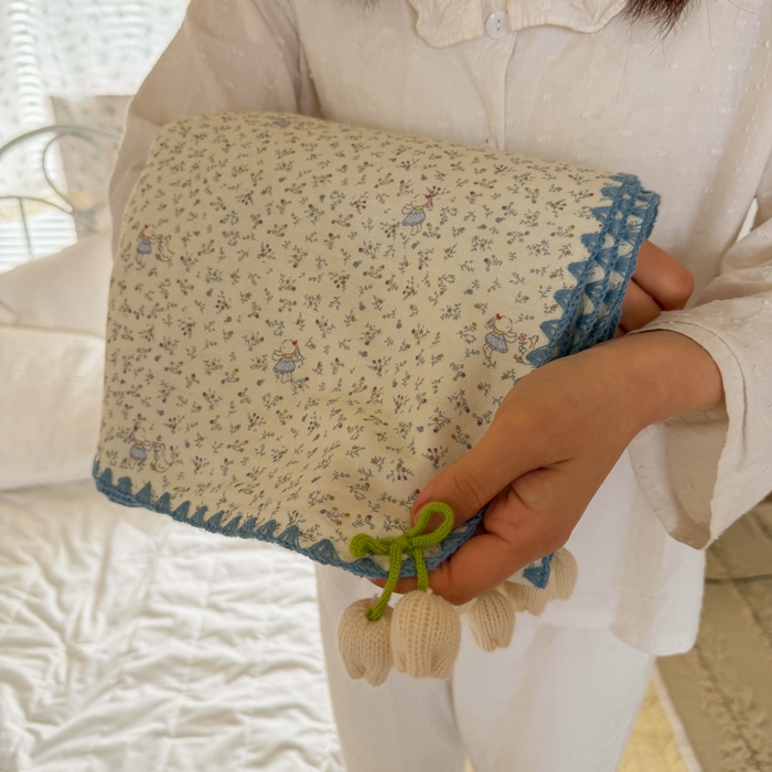 91家纺网 家纺一手货源 找家纺 潮邦创意家居 2026新A类全棉双层纱三角针四角郁金香吊坠盖毯—郁金纱语系列【含A类检测报告】 碎花小兔