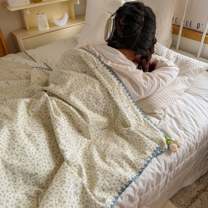 91家纺网 家纺一手货源 找家纺 潮邦创意家居 2026新A类全棉双层纱三角针四角郁金香吊坠盖毯—郁金纱语系列【含A类检测报告】 碎花小兔