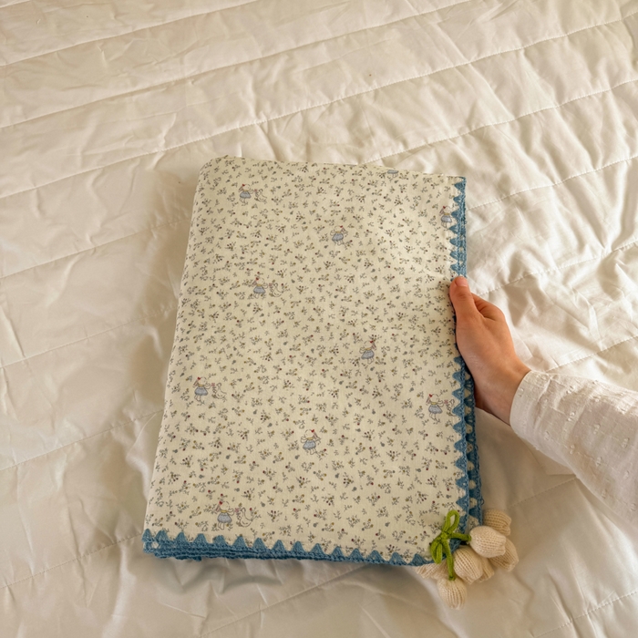 91家纺网 家纺一手货源 找家纺 潮邦创意家居 2026新A类全棉双层纱三角针四角郁金香吊坠盖毯—郁金纱语系列【含A类检测报告】 碎花小兔