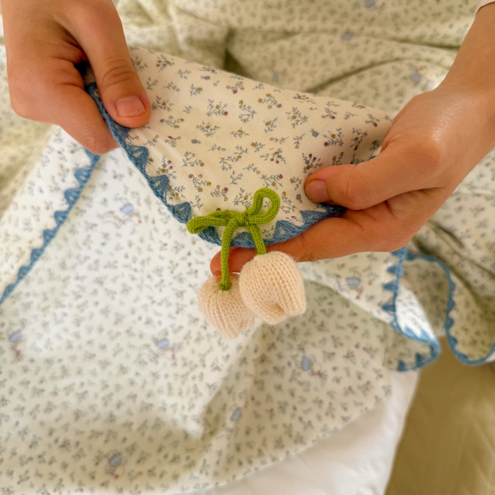 91家纺网 家纺一手货源 找家纺 潮邦创意家居 2026新A类全棉双层纱三角针四角郁金香吊坠盖毯—郁金纱语系列【含A类检测报告】 碎花小兔