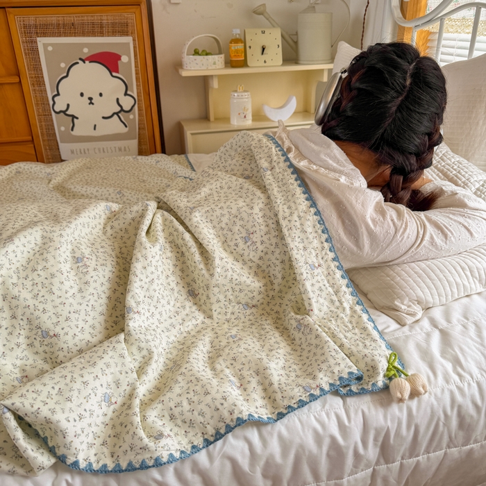 91家纺网 家纺一手货源 找家纺 潮邦创意家居 2026新A类全棉双层纱三角针四角郁金香吊坠盖毯—郁金纱语系列【含A类检测报告】 碎花小兔