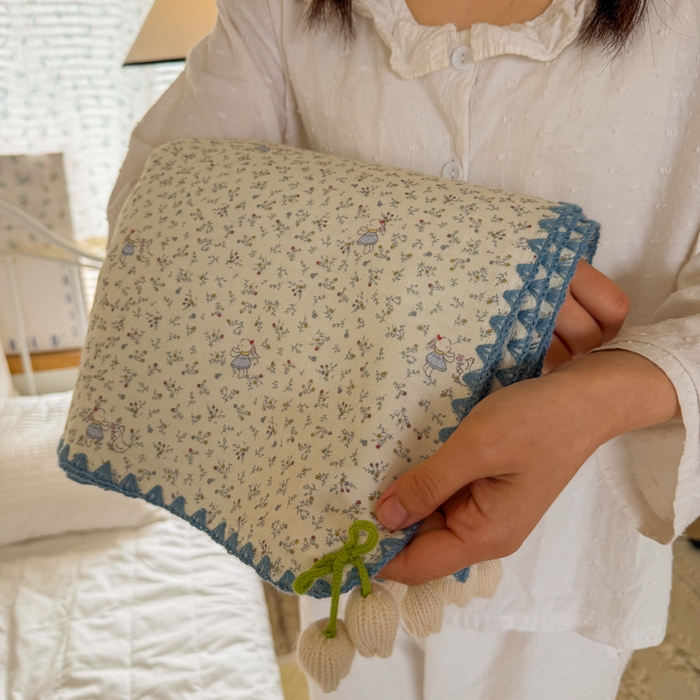 91家纺网 家纺一手货源 找家纺 潮邦创意家居 2026新A类全棉双层纱三角针四角郁金香吊坠盖毯—郁金纱语系列【含A类检测报告】 碎花小兔