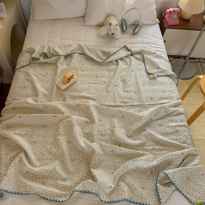 91家纺网 家纺一手货源 找家纺 潮邦创意家居 2026新A类全棉双层纱三角针四角郁金香吊坠盖毯—郁金纱语系列【含A类检测报告】 碎花小兔