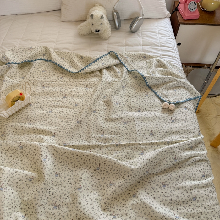 91家纺网 家纺一手货源 找家纺 潮邦创意家居 2026新A类全棉双层纱三角针四角郁金香吊坠盖毯—郁金纱语系列【含A类检测报告】 碎花小兔