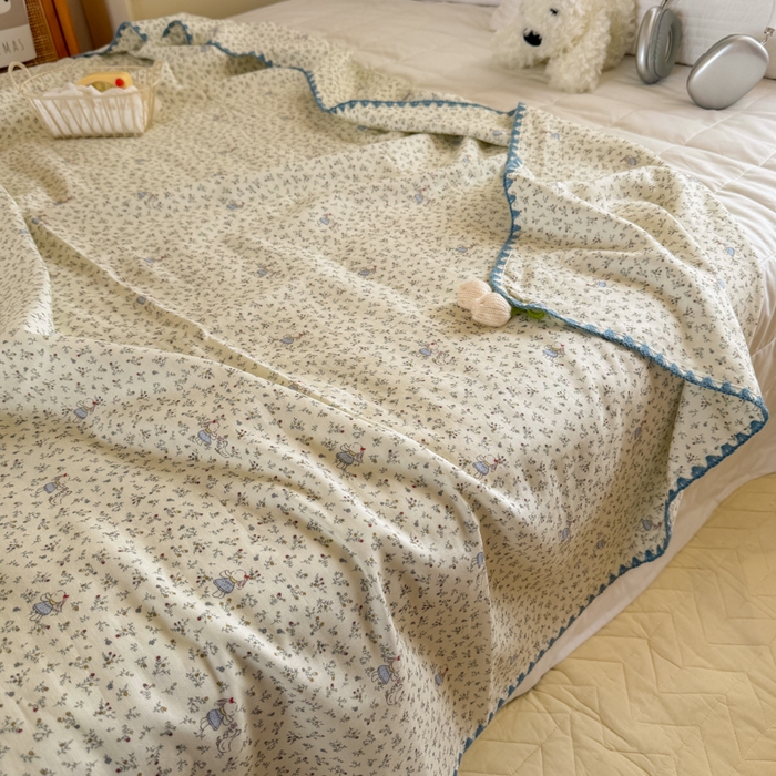 91家纺网 家纺一手货源 找家纺 潮邦创意家居 2026新A类全棉双层纱三角针四角郁金香吊坠盖毯—郁金纱语系列【含A类检测报告】 碎花小兔