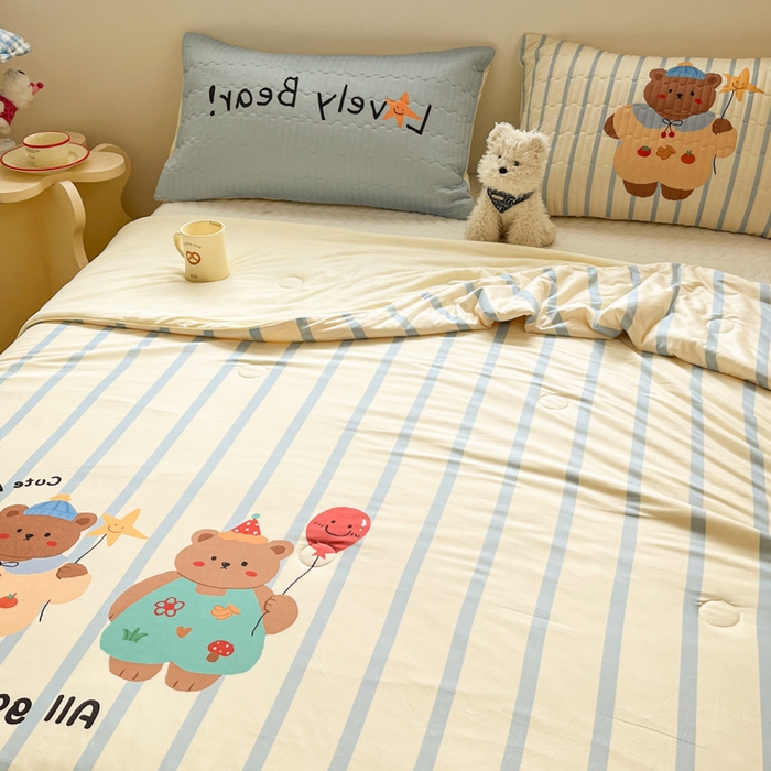 91家纺网 家纺一手货源 找家纺 大彩家居 2026新款针织夏被床盖四件套 愿望旅行熊