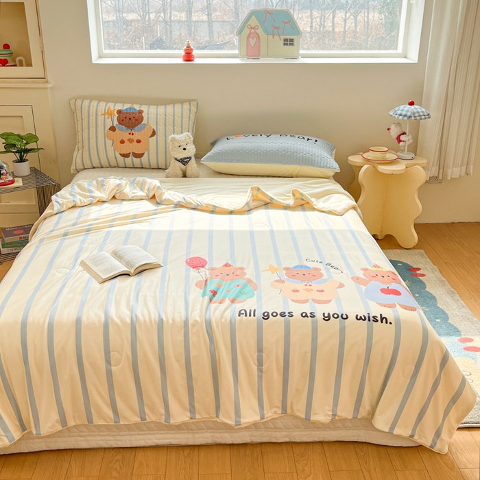 91家纺网 家纺一手货源 找家纺 大彩家居 2026新款针织夏被床盖四件套 愿望旅行熊