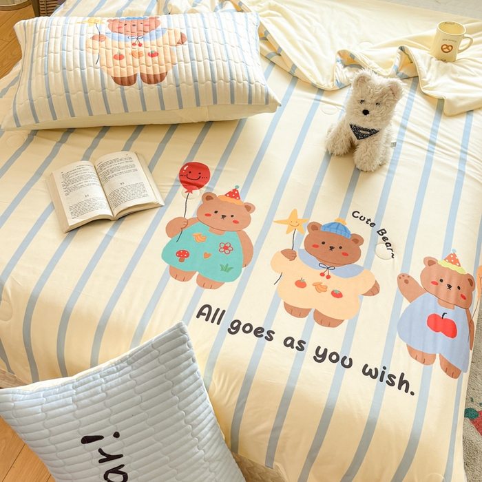 91家纺网 家纺一手货源 找家纺 大彩家居 2026新款针织夏被床盖四件套 愿望旅行熊