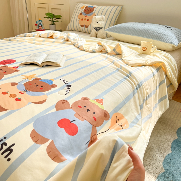 91家纺网 家纺一手货源 找家纺 大彩家居 2026新款针织夏被床盖四件套 愿望旅行熊