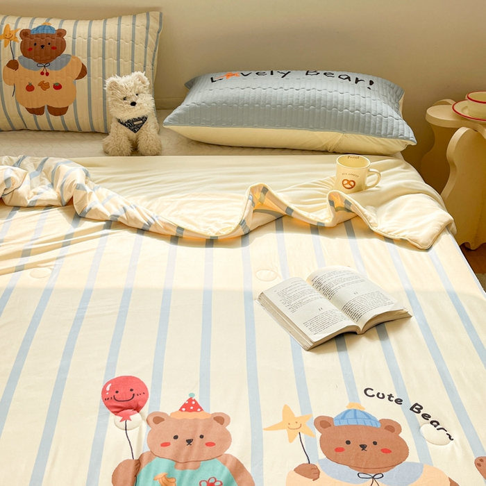 91家纺网 家纺一手货源 找家纺 大彩家居 2026新款针织夏被床盖四件套 愿望旅行熊