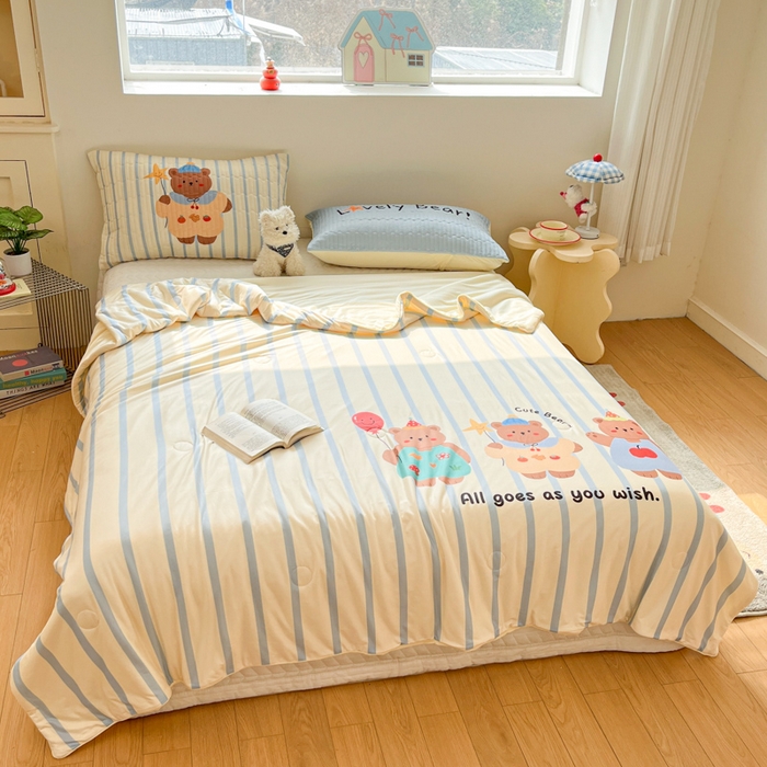 91家纺网 家纺一手货源 找家纺 大彩家居 2026新款针织夏被床盖四件套 愿望旅行熊