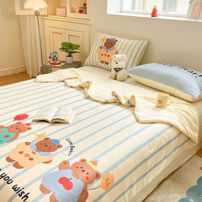 91家纺网 家纺一手货源 找家纺 大彩家居 2026新款针织夏被床盖四件套 愿望旅行熊