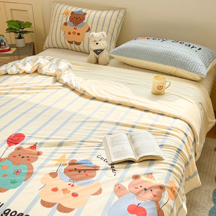 91家纺网 家纺一手货源 找家纺 大彩家居 2026新款针织夏被床盖四件套 愿望旅行熊