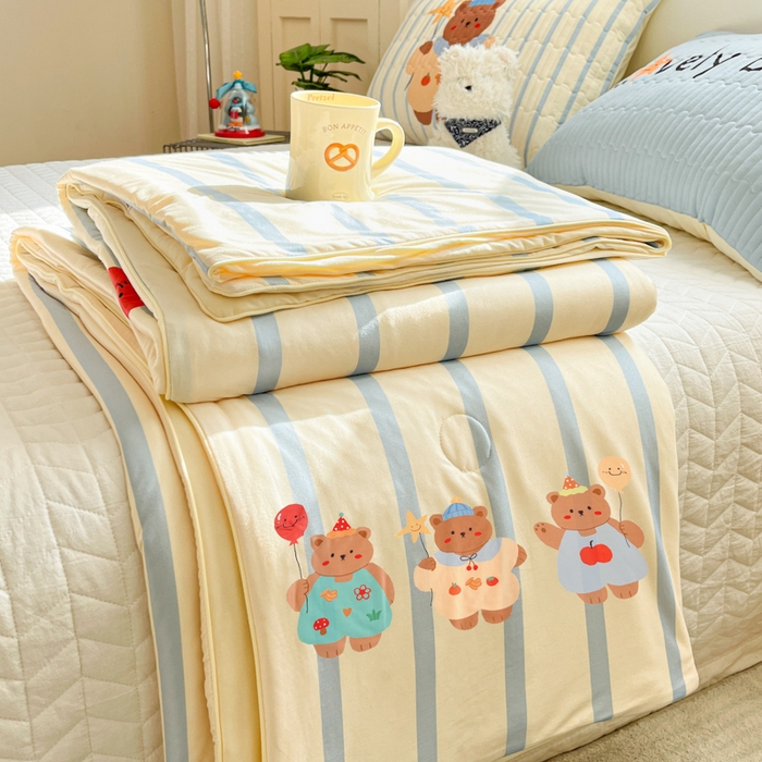 91家纺网 家纺一手货源 找家纺 大彩家居 2026新款针织夏被床盖四件套 愿望旅行熊