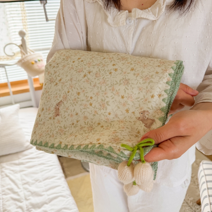 91家纺网 家纺一手货源 找家纺 潮邦创意家居 2026新A类全棉双层纱三角针四角郁金香吊坠盖毯—郁金纱语系列【含A类检测报告】 小灰兔