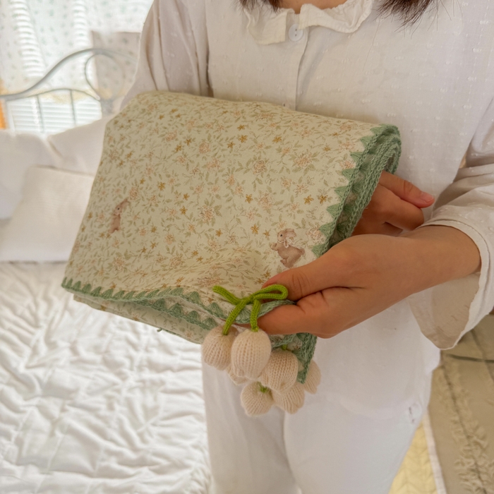 91家纺网 家纺一手货源 找家纺 潮邦创意家居 2026新A类全棉双层纱三角针四角郁金香吊坠盖毯—郁金纱语系列【含A类检测报告】 小灰兔