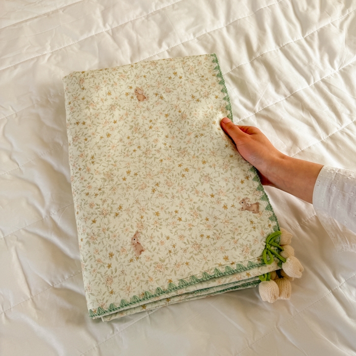 91家纺网 家纺一手货源 找家纺 潮邦创意家居 2026新A类全棉双层纱三角针四角郁金香吊坠盖毯—郁金纱语系列【含A类检测报告】 小灰兔