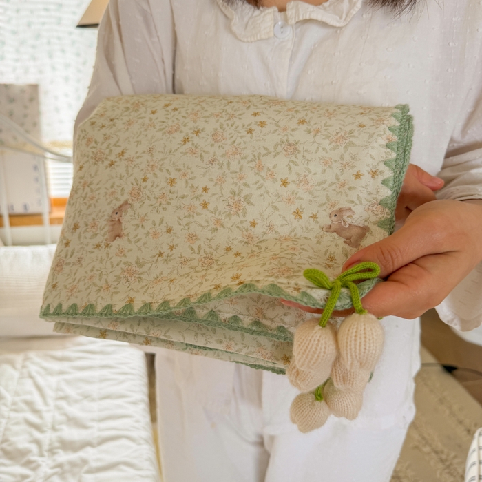 91家纺网 家纺一手货源 找家纺 潮邦创意家居 2026新A类全棉双层纱三角针四角郁金香吊坠盖毯—郁金纱语系列【含A类检测报告】 小灰兔