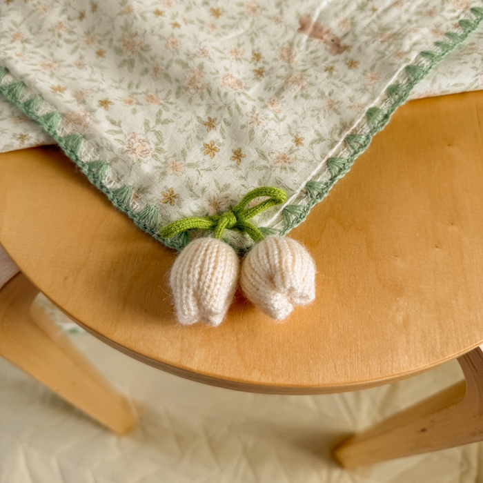 91家纺网 家纺一手货源 找家纺 潮邦创意家居 2026新A类全棉双层纱三角针四角郁金香吊坠盖毯—郁金纱语系列【含A类检测报告】 小灰兔