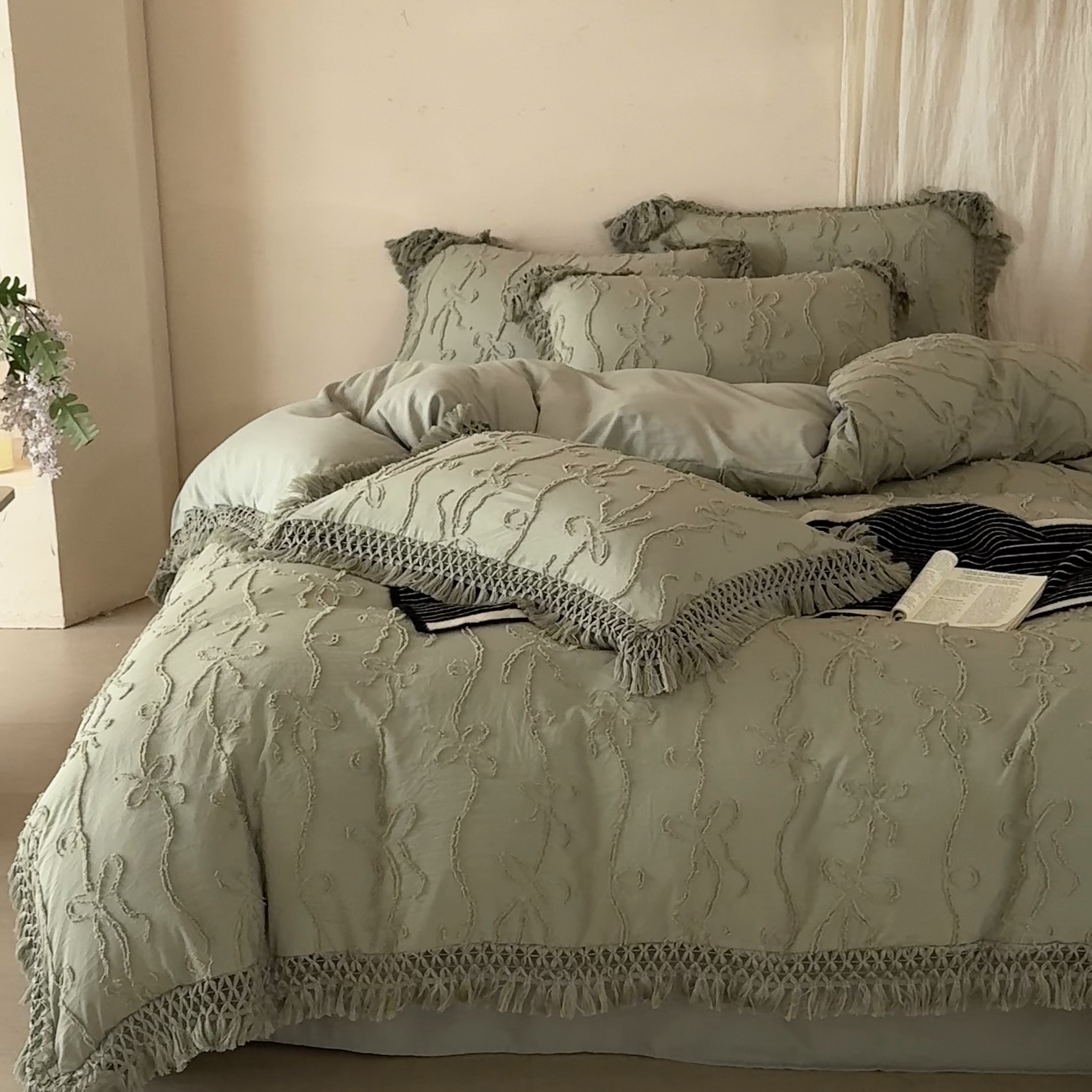 91家纺网 家纺一手货源 找家纺 缘生活 2026春夏新款民宿立体剪花蝴蝶结流苏四件套 剪花竖条纹蝴蝶结流苏抹茶绿