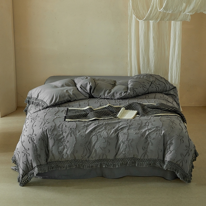 91家纺网 家纺一手货源 找家纺 缘生活 2026春夏新款民宿立体剪花蝴蝶结流苏四件套 剪花竖条纹蝴蝶结流苏深灰