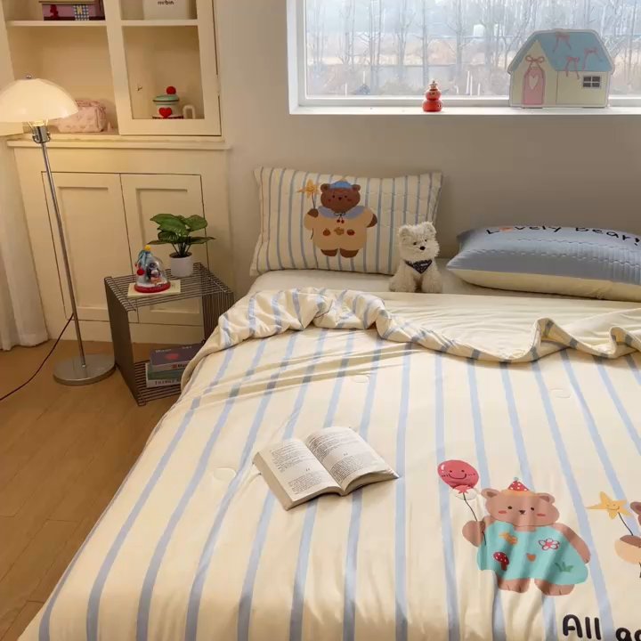 91家纺网 家纺一手货源 找家纺 大彩家居 2026新款针织夏被床盖四件套 愿望旅行熊