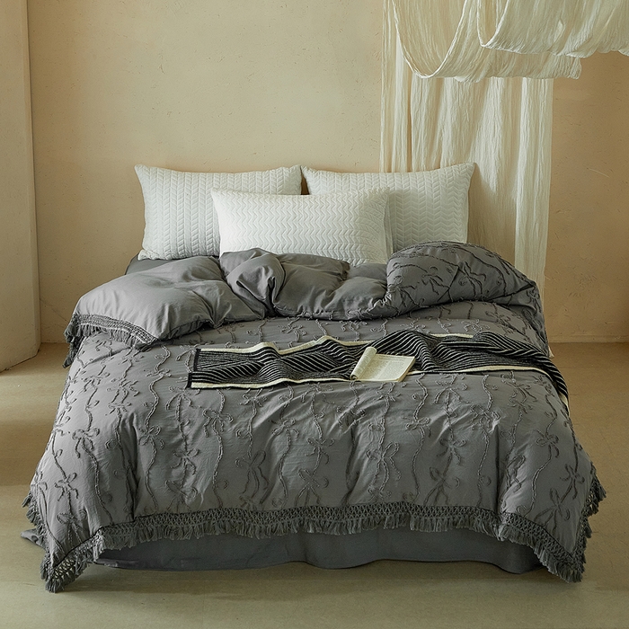 91家纺网 家纺一手货源 找家纺 缘生活 2026春夏新款民宿立体剪花蝴蝶结流苏四件套 剪花竖条纹蝴蝶结流苏深灰