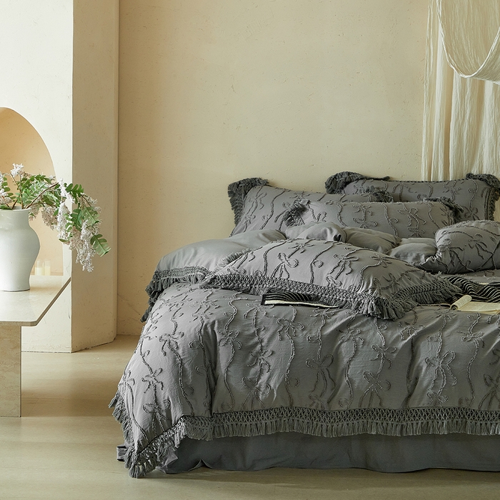 91家纺网 家纺一手货源 找家纺 缘生活 2026春夏新款民宿立体剪花蝴蝶结流苏四件套 剪花竖条纹蝴蝶结流苏深灰