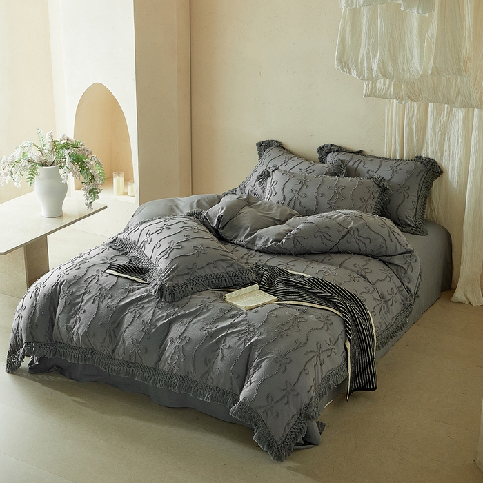 91家纺网 家纺一手货源 找家纺 缘生活 2026春夏新款民宿立体剪花蝴蝶结流苏四件套 剪花竖条纹蝴蝶结流苏深灰