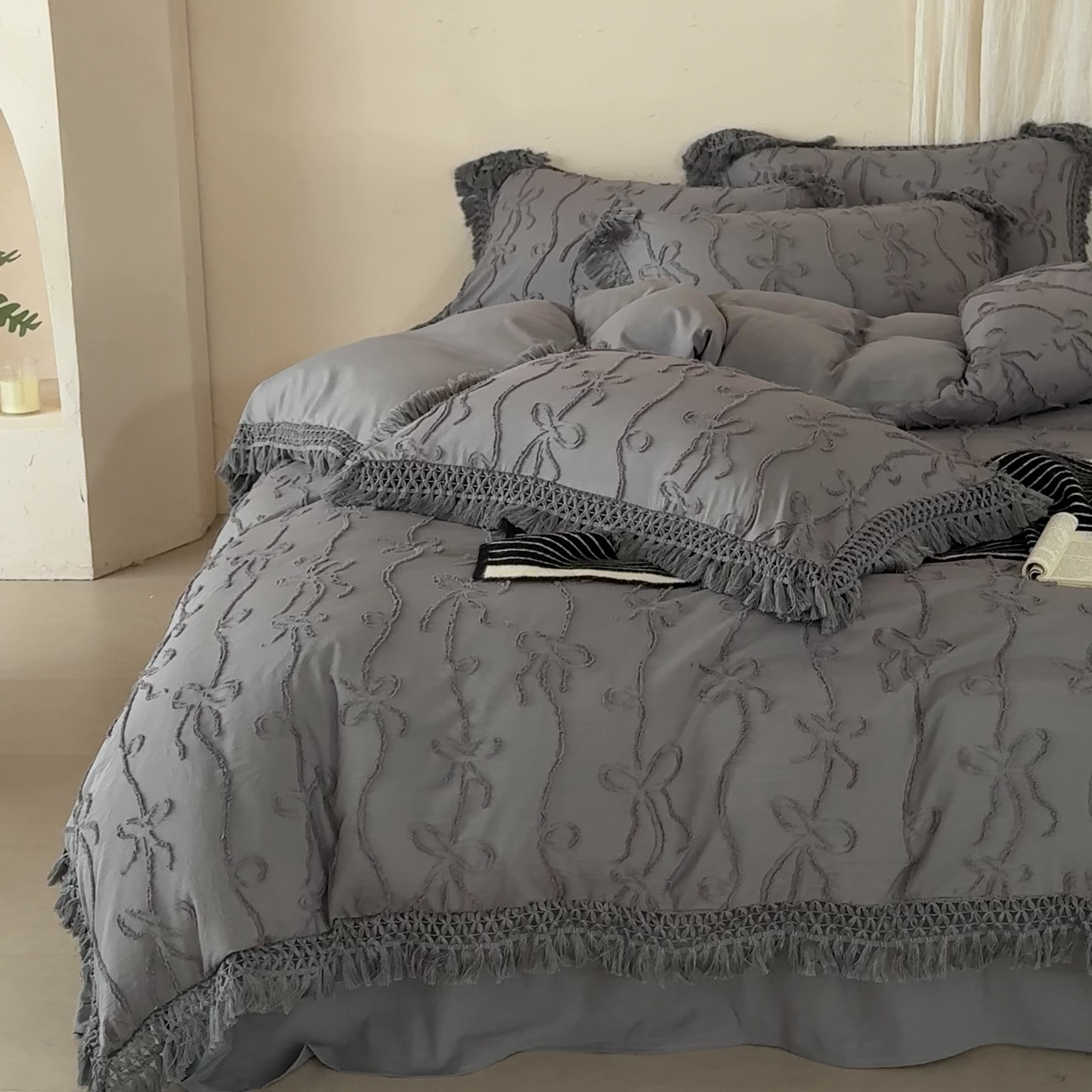 91家纺网 家纺一手货源 找家纺 缘生活 2026春夏新款民宿立体剪花蝴蝶结流苏四件套 剪花竖条纹蝴蝶结流苏深灰