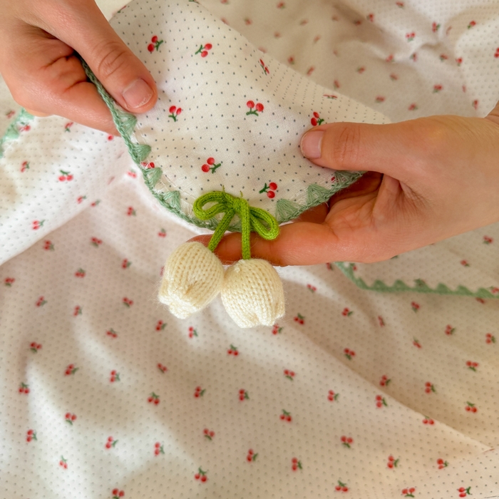 91家纺网 家纺一手货源 找家纺 潮邦创意家居 2026新A类全棉双层纱三角针四角郁金香吊坠盖毯—郁金纱语系列【含A类检测报告】 樱桃圆点