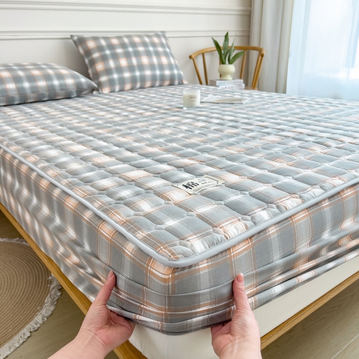 91家纺网 家纺一手货源 找家纺 蕾诺家纺 2026新款色织水洗棉棉花夹棉床笠保护套 三分灰格